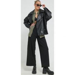 Noisy May spodnie Jasa damskie kolor czarny szerokie high waist. Czarne spodnie materiałowe Noisy May, bez wzorów, z dzianiny, z podwyższonym stanem. Za 159.99 zł.