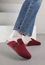 Bordowe Klapki Ozdobione Klamrą na Pasku Zelevelis. Czerwone klapki Renee, bez wzorów, z jeansu, eleganckie, bez obcasa, na obcasie, bez zapięcia. Za 69.99 zł.