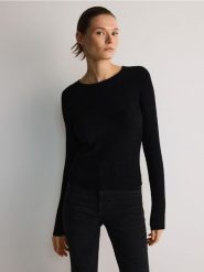 Sweter ze strukturalnym splotem - czarny. Czarne swetry Reserved, l, bez wzorów, z dzianiny, bez ramiączek. W wyprzedaży za 59.99 zł.