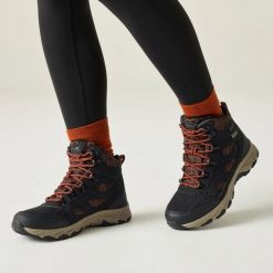 Damskie buty trekkingowe Vendora. Czarne trekkingi Regatta, bez wzorów, z materiału, bez zapięcia, trekkingowe. Za 399.50 zł.