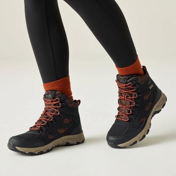 Damskie buty trekkingowe Vendora. Czarne buty trekkingowe Regatta, z materiału, bez zapięcia. Za 399.50 zł.