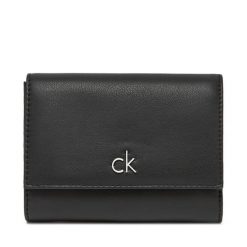 Mały Portfel Damski Calvin Klein. Czarne portfele Calvin Klein, bez wzorów. Za 259.99 zł.