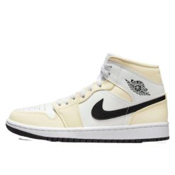 Buty do chodzenia damskie Nike Air Jordan 1 Retro. Białe buty sportowe lifestyle Jordan, bez wzorów, ze skóry, retro, bez zapięcia, Nike Air Jordan. Za 981.00 zł.
