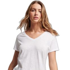 Damska koszulka z haftem i płomieniem v-neck Superdry. Białe t-shirty sportowe Superdry, bez wzorów, bez ramiączek. Za 115.85 zł.