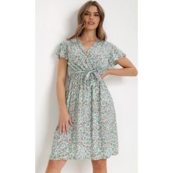 Miętowa Sukienka Aerike. Zielone sukienki Born2be, m, z aplikacjami, z materiału, bez kołnierzyka, bez ramiączek, mini, kopertowe. W wyprzedaży za 58.49 zł.