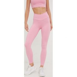 Guess legginsy damskie kolor różowy gładkie. Czerwone legginsy Guess, z aplikacjami, z dzianiny. W wyprzedaży za 224.99 zł.