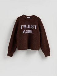 Sweter z napisem - brązowy. Brązowe swetry Reserved, l, bez wzorów, z dzianiny, bez ramiączek. Za 139.99 zł.