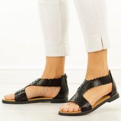 Czarne sandały damskie Filippo Ds7889/26. Czarne sandały Filippo, bez wzorów, z jeansu, casualowe, bez obcasa, na płaskiej podeszwie, bez zapięcia. Za 169.00 zł.