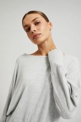 Gładki sweter z długimi rękawami szary. Szare swetry MOODO, l, bez wzorów, z elastanu, bez ramiączek. W wyprzedaży za 49.99 zł.