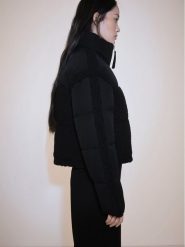 Mango Kurtka puchowa Furry 77047663 Czarny Regular Fit. Czarne kurtki Mango, m, bez wzorów, z bawełny, bez kaptura. Za 239.99 zł.