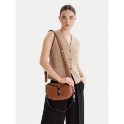 Torebka Guess. Brązowe torebki klasyczne Guess, z aplikacjami, klasyczne, bez dodatków. Za 589.99 zł.