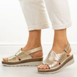 Złote skórzane sandały damskie na koturnie S.Barski 5916. Białe sandały S.BARSKI, bez wzorów, z jeansu, bez obcasa, na koturnie, bez zapięcia. Za 249.00 zł.