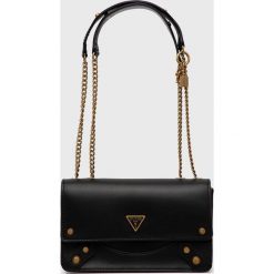 Guess torebka kolor czarny. Czarne listonoszki Guess, z aplikacjami, na ramię, bez dodatków. Za 629.99 zł.