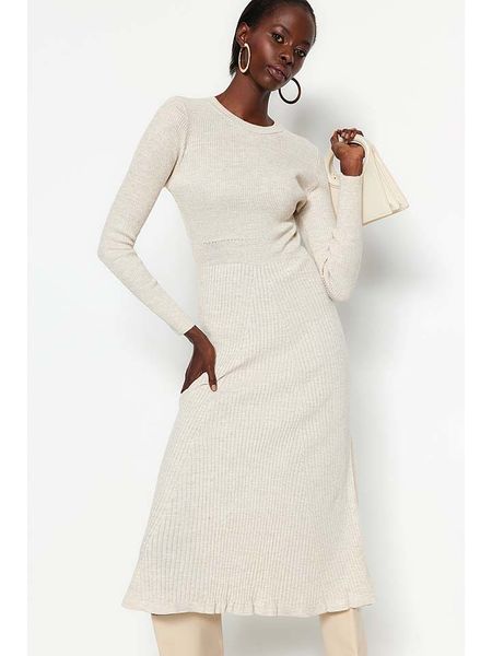 Trendyol Sukienka w kolorze kremowym rozmiar: L. Brązowe sukienki Trendyol, na co dzień, l, bez wzorów, prążkowane, bez kołnierzyka, bez ramiączek, midi, proste. Za 74.81 zł.