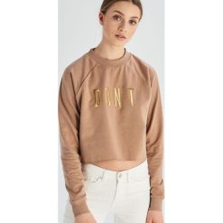Krótka bluza z haftowanym napisem - Beżowy. Bluzy marki Sinsay. Za 49.99 zł.