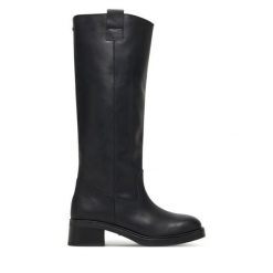 Kozaki Steve Madden. Czarne kozaki Steve Madden, bez wzorów, bez obcasa, na płaskiej podeszwie, bez zapięcia. Za 689.99 zł.