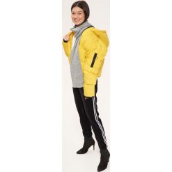 WELUROWE SPODNIE SPORTOWE TYPU JOGGER, Z LAMPASAMI. Spodnie dresowe marki TOP SECRET. Za 89.99 zł.