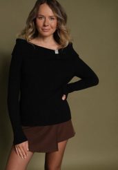 Czarny Sweter z Wiskozą Ozdobiony Cyrkoniową Aplikacją Marrise. Czarne swetry Born2be, m, z aplikacjami, z jeansu, eleganckie, bez ramiączek. Za 109.99 zł.