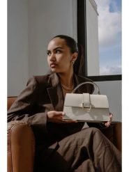 Christian Laurier Skórzana torebka "Katya" w kolorze białym - 25 x 14 x 8 cm rozmiar: onesize. Białe torebki klasyczne Christian Laurier, bez wzorów, z materiału, przez ramię, bez dodatków. Za 326.99 zł.