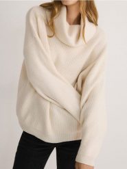 Sweter oversize z golfem - kremowy. Białe swetry Reserved, l, bez wzorów, z dzianiny, bez ramiączek. W wyprzedaży za 69.99 zł.