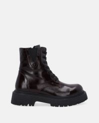 BORDOWE LAKIEROWANE BOTKI 266900 BORDO. Czerwone botki Venezia, bez wzorów, z lakierowanej skóry, bez obcasa, bez zapięcia. Za 349.00 zł.