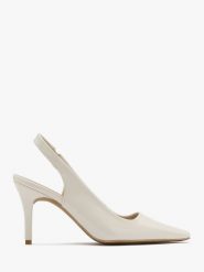 Lakierowane kremowe czółenka typu slingback MAYA. Brązowe czółenka Ryłko, bez wzorów, z gumy, bez obcasa, na szpilce, bez zapięcia. W wyprzedaży za 249.99 zł.