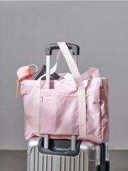 Torba podróżna z kieszeniami - różowy. Czerwone torby podróżne Sinsay, bez wzorów. Za 15.99 zł.