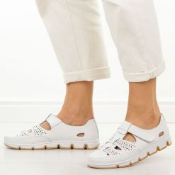 Białe przewiewne skórzane półbuty damskie T.Sokolski w26-86. Białe półbuty wsuwane Sokolski, na lato, bez wzorów, z jeansu, klasyczne, z okrągłym noskiem, bez obcasa, na płaskiej podeszwie. Za 199.00 zł.