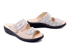 DR. BRINKMANN 700583-08 perle, klapki damskie. Brązowe klapki Dr. Brinkmann, bez wzorów, ze skóry, bez obcasa, bez zapięcia. Za 242.17 zł.