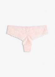 Figi brazylijskie z miękkiej koronki. Czerwone figi bonprix, bez wzorów, z koronki. Za 37.99 zł.