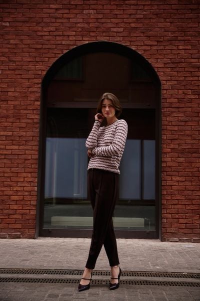 Spodnie cygaretki brązowe. Brązowe chinosy MOODO, l, bez wzorów, z elastanu. Za 129.99 zł.