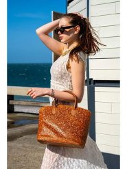 Victor & Hugo Paris Skórzana torebka "Madison" w kolorze jasnobrązowym - 38 x 27 x 15 cm rozmiar: onesize. Brązowe torebki klasyczne Victor & Hugo Paris, bez wzorów, z materiału, na ramię, bez dodatków. Za 347.99 zł.