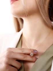 Atelier MIU Pozłacany naszyjnik z zawieszką - dł. 45 cm rozmiar: onesize. Żółte naszyjniki atelier MIU, z materiału, z cyrkonią, pozłacane. Za 44.45 zł.