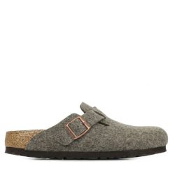 Klapki damskie Birkenstock Boston. Brązowe klapki Birkenstock, bez wzorów, z materiału, bez obcasa, bez zapięcia. Za 718.00 zł.