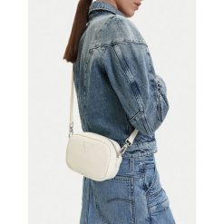 Torebka Guess Jeans. Białe listonoszki Guess Jeans, z aplikacjami, z jeansu, bez dodatków. Za 199.99 zł.