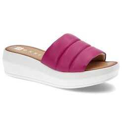 Klapki damskie Nessi, wsuwane wykonane ze skóry naturalnej licowej z szerokim pikowanym paskiem na przodzie i grubą jednolitą podeszwą, fuxia, 22191-. Czerwone klapki Nessi, bez wzorów, ze skóry, wakacyjne, bez obcasa, na platformie, bez zapięcia. Za 210.00 zł.