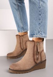 Ciemnobeżowe Botki na Klasycznym Koturnie Ozdobione Suwakiem Berilira. Brązowe botki Renee, bez wzorów, z jeansu, eleganckie, bez obcasa, na koturnie, bez zapięcia. W wyprzedaży za 76.99 zł.