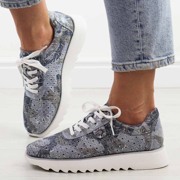 Niebieskie skórzane półbuty damskie Dia 635. Niebieskie półbuty wsuwane DiA, na lato, w ażurowe wzory, z jeansu, eleganckie, z okrągłym noskiem, bez obcasa. Za 259.00 zł.