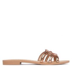 Klapki Guess. Brązowe klapki Guess, z aplikacjami, bez obcasa, bez zapięcia. Za 162.99 zł.