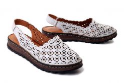 ARTIKER RELAKS 52C0445 white, sandały damskie. Białe sandały Artiker Relaks, w ażurowe wzory, ze skóry, bez obcasa, na koturnie, bez zapięcia. Za 239.90 zł.