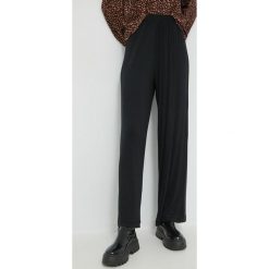 Pieces spodnie damskie kolor czarny proste high waist. Czarne spodnie materiałowe Pieces, bez wzorów, z materiału, z podwyższonym stanem. W wyprzedaży za 61.99 zł.