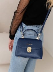 Lia Biassoni Skórzana torebka "Calopinace" w kolorze granatowym - 23 x 16 x 12 cm rozmiar: onesize. Niebieskie torebki klasyczne Lia Biassoni, bez wzorów, z materiału, przez ramię, bez dodatków. Za 260.99 zł.