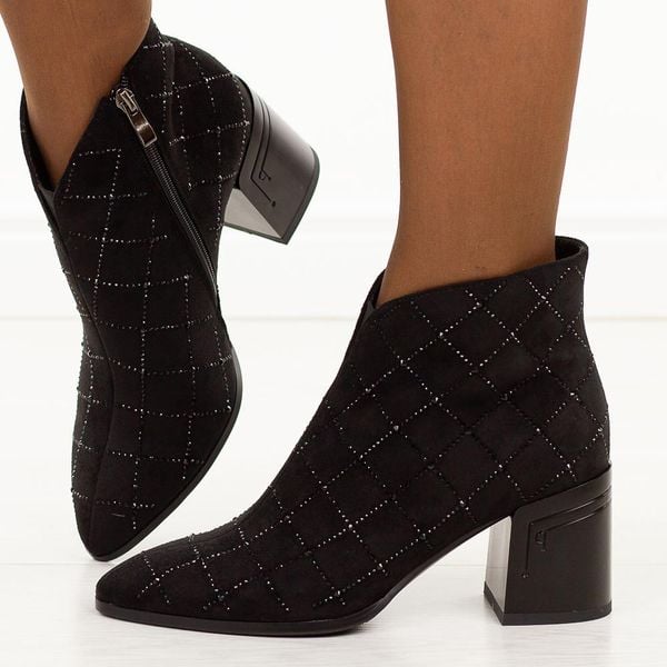 Czarne zamszowe botki damskie na słupku DiA 52-133. Czarne botki DiA, z aplikacjami, z jeansu, eleganckie, bez obcasa, na obcasie, bez zapięcia. Za 359.00 zł.