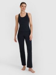 4F Legginsy do jogi i pilatesu z rozszerzanymi nogawkami damskie - czarne XS. Czarne legginsy 4f, bez wzorów, z dzianiny, eleganckie. W wyprzedaży za 149.99 zł.