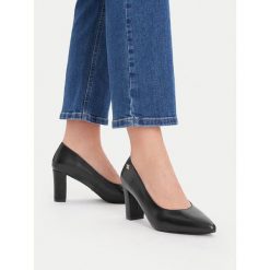 Czółenka MEXX. Czarne czółenka Mexx, bez wzorów, bez obcasa, bez zapięcia. Za 299.99 zł.