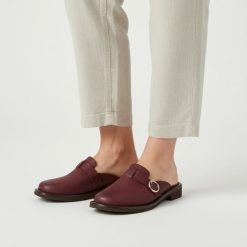 Klapki damskie Armodo, skórzana cholewka naturalna wsuwana konstrukcja z subtelną klamrą odkryta pięta niski stabilny obcas wygodne codzienne wykończ. Fioletowe klapki Armodo, bez wzorów, bez obcasa, na obcasie, bez zapięcia. Za 359.00 zł.