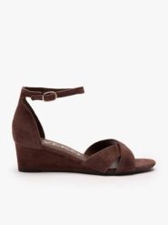 Brązowe sandały na koturnie. Brązowe sandały Ryłko, bez wzorów, ze skóry, eleganckie, z okrągłym noskiem, bez obcasa, na koturnie, bez zapięcia. Za 399.99 zł.