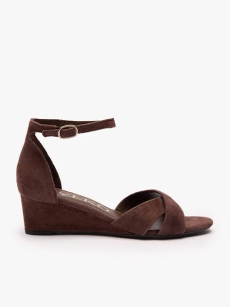 Brązowe sandały na koturnie. Brązowe sandały Ryłko, bez wzorów, ze skóry, eleganckie, z okrągłym noskiem, bez obcasa, na koturnie, bez zapięcia. Za 399.99 zł.