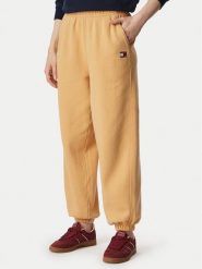 Tommy Jeans Spodnie dresowe Badge DW0DW23536 Beżowy Regular Fit. Brązowe spodnie sportowe Tommy Jeans, bez wzorów, z bawełny. Za 329.99 zł.