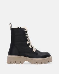 CZARNE SKÓRZANE WORKERY 0263004 1472 BLA. Czarne botki Venezia, bez wzorów, ze skóry, bez obcasa, bez zapięcia. Za 389.00 zł.